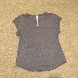 Lululemon gray patterned tee